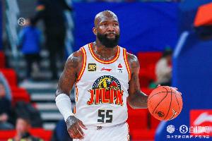 该歇歇了！多米尼克-琼斯半场出战20分钟 10中6砍15分3板8助3断